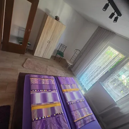 Grosse Mit 2 Zimmern Und Mit Einen Balkon